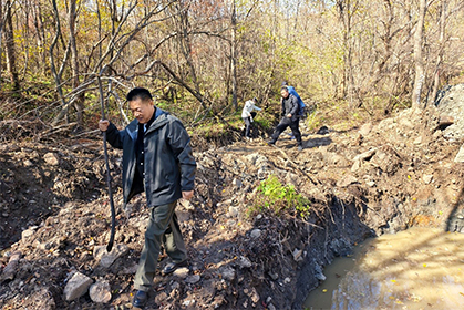 我院朱萬峰院長受邀帶隊赴白山市里岔溝突圍戰(zhàn)舊址考察